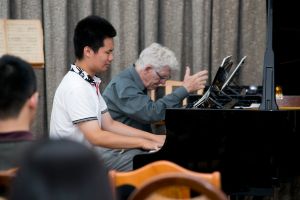 Prof. Andrzej Jasiński during the lesson with Qin Sihao.